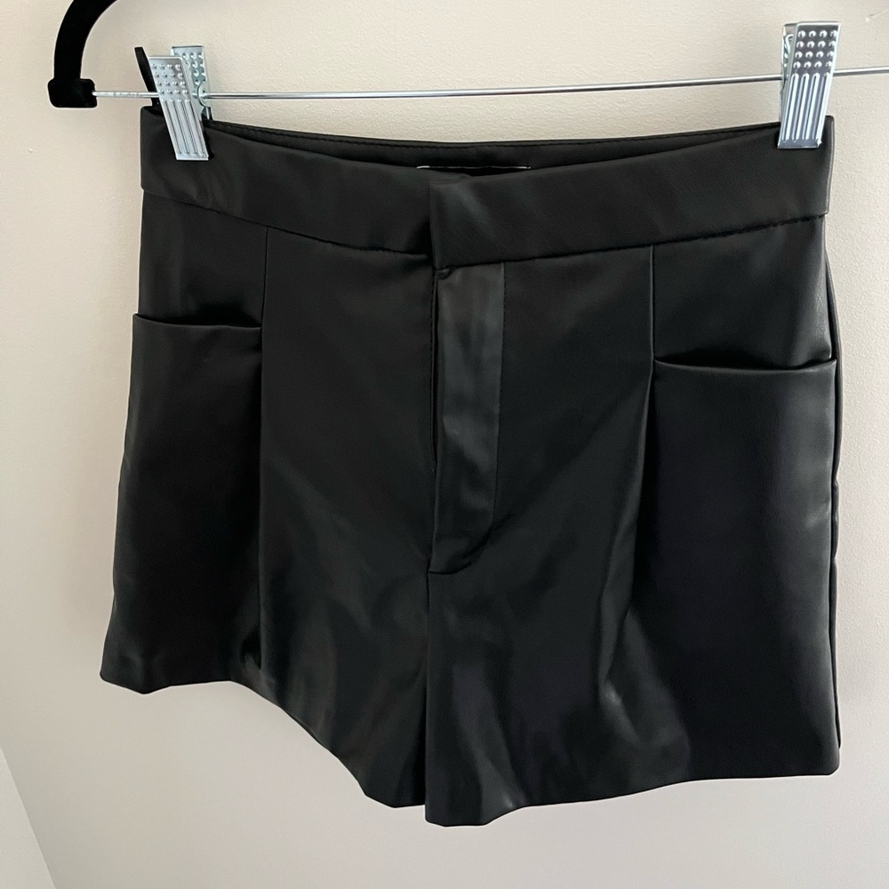 Zara Black High-Rise Faux Leather Shorts with Front Pockets 
♥️🛍️